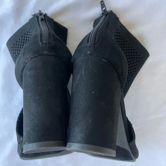 Report Tarragon Peep Toe Perforated Ankle Women’s Bootie Size 6.5 - Picture 7 of 10